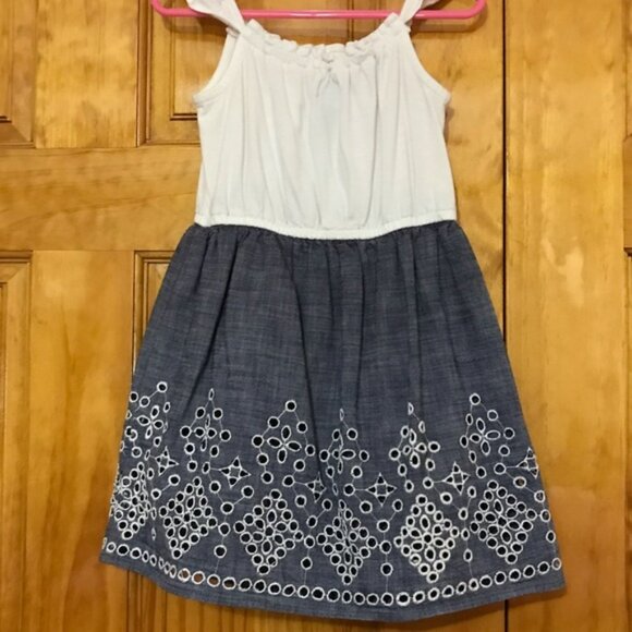 Toddler Baby Gap White & Denim Blue Eyelet Dress 4 / 5 XS Tank Top Straps Roun - Picture 6 of 7